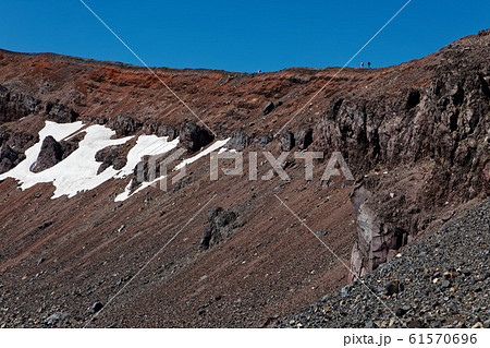 浅間山外輪山・前掛山稜線を行く登山者 浅間山外輪山・前掛山稜線を行く登山者 61570696