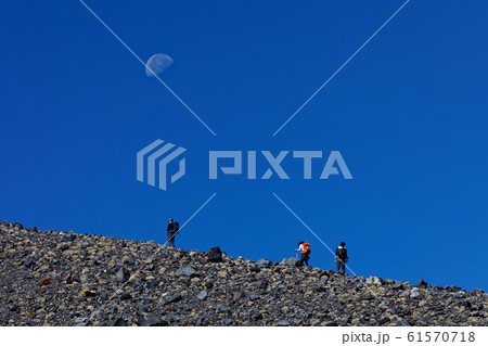 浅間山外輪山・前掛山稜線を行く登山者と月 61570718