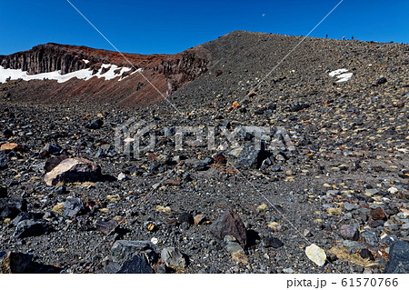 浅間山外輪山・前掛山稜線を行くハイカー 浅間山外輪山・前掛山稜線を行くハイカー 61570766