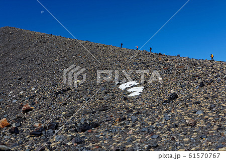 浅間山外輪山・前掛山稜線を行く登山者と月 61570767