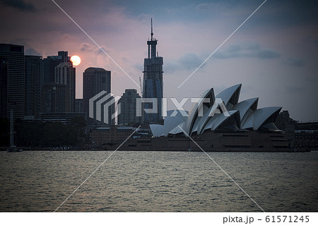 Setting sun behind Sydney skyline in New South Wales Setting sun behind Sydney skyline in New South Wales 61571245
