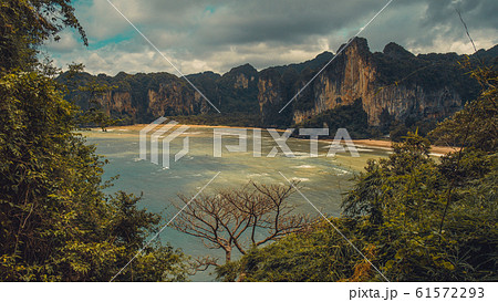The Hat Tom Sai Beach at Railay near Ao Nang, Krabi, Thailand. 61572293