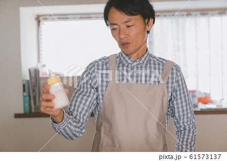 Day 10　生後10日　育児休暇　パパ　調乳 61573137