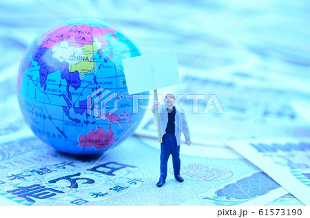 訴える人物と地球、お金 61573190