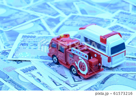 救急車、消防車とお金 61573216