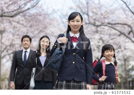 桜並木の下に立つ家族 桜並木の下に立つ家族 61573532