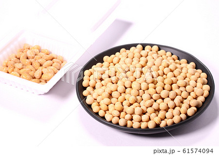 大豆とパック入りの納豆 61574094