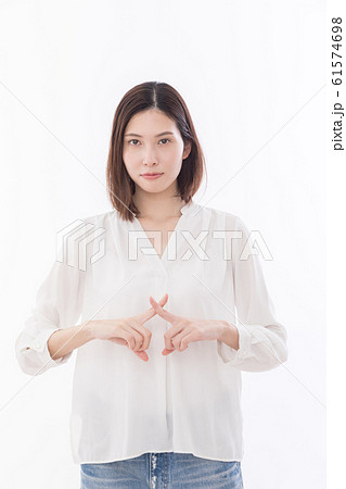 若い女性　バツ 61574698