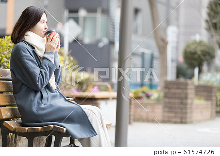 若い女性 冬 チルトカップ コーヒー 若い女性 冬 チルトカップ コーヒー 61574726
