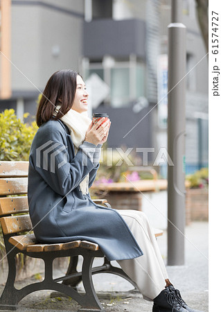 若い女性 冬 チルトカップ コーヒー 若い女性 冬 チルトカップ コーヒー 61574727