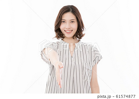 若い女性 握手 挨拶 礼儀 社交辞令の写真素材