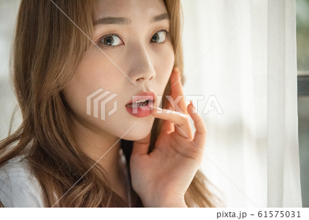 スキンケアをする女性 61575031