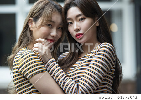 ペアルックの女性 61575043