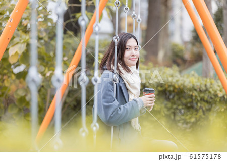 若い女性　冬　チルトカップ　コーヒー 61575178