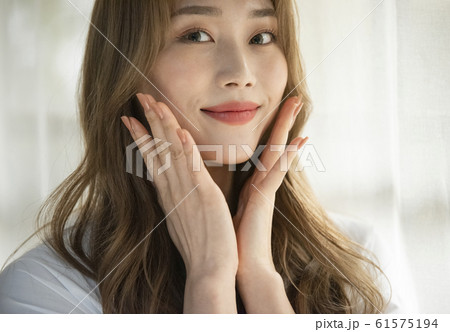 スキンケアをする女性 スキンケアをする女性 61575194