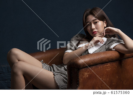 陰影のある女性ポートレート 61575360