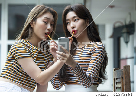 ペアルックの女性 61575361