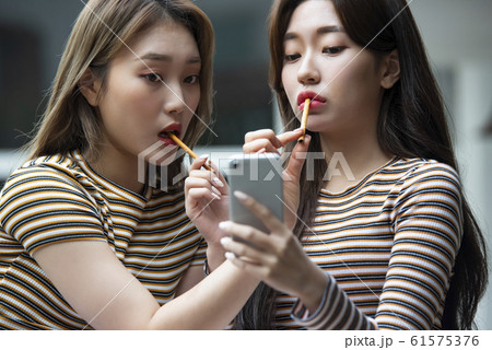 ペアルックの女性 61575376