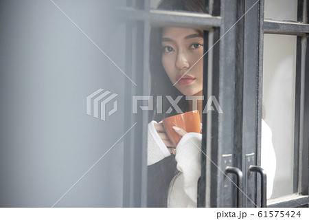 リラックスする女性 61575424