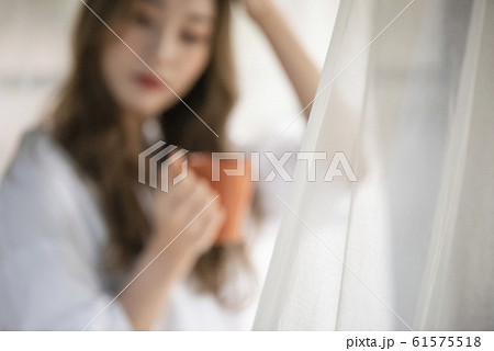 マグカップを持つ女性 マグカップを持つ女性 61575518