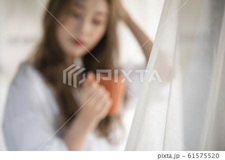 マグカップを持つ女性 マグカップを持つ女性 61575520