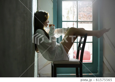 リラックスする女性 リラックスする女性 61575565