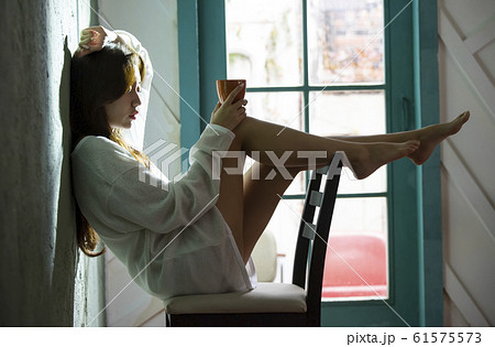 リラックスする女性 61575573