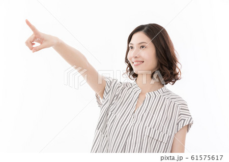 若い女性　指差し 61575617