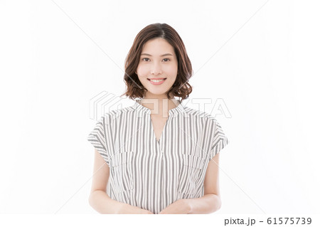 若い女性　正面　笑顔 61575739