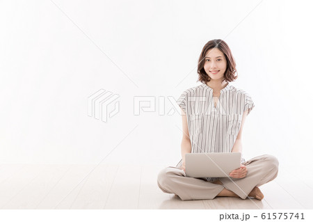 若い女性　座る　床　胡座　ノートパソコン 61575741