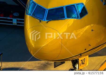 黄色い飛行機の写真素材 [61577156] - PIXTA