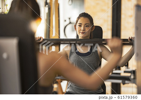 パーソナルジム イメージ_ 女性バーベル 61579360