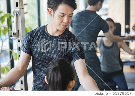 パーソナルジムトレーナーイメージ_バーベル 61579617