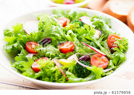 カラフル　野菜サラダ　朝食　ヘルシー 61579956