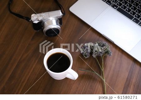 パソコンとカメラとコーヒー 61580271