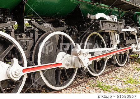 the wheels of the locomotive are large black with 61580957