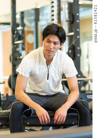 ジム 筋トレ ウェイトトレーニング スポーツクラブ 61581421