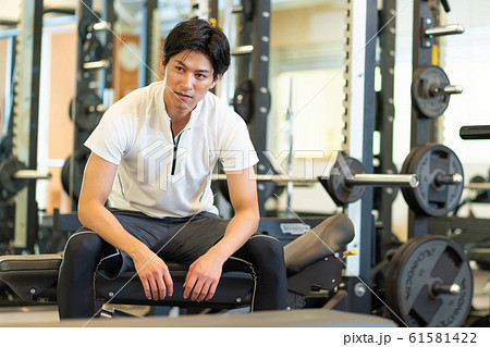 ジム 筋トレ ウェイトトレーニング スポーツクラブ 61581422