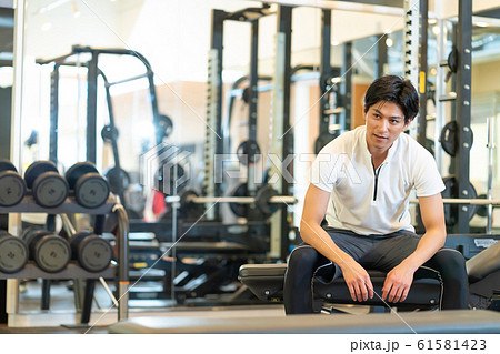 ジム 筋トレ ウェイトトレーニング スポーツクラブ 61581423
