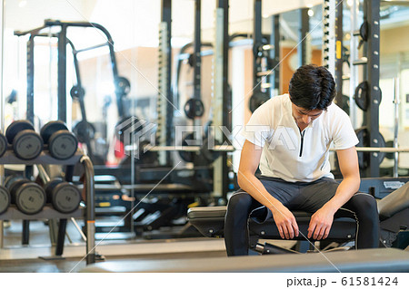ジム 筋トレ ウェイトトレーニング スポーツクラブ 61581424