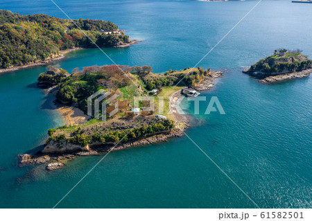 能島(愛媛県今治市/しまなみ海道)を俯瞰した地域風景 能島(愛媛県今治市/しまなみ海道)を俯瞰した地域風景 61582501