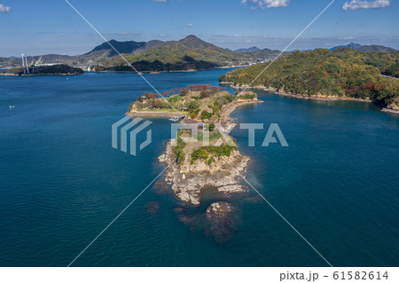 能島（愛媛県今治市／しまなみ海道）を俯瞰した地域風景 61582614