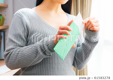 郵便物を開封する女性 郵便物を開封する女性 61583278