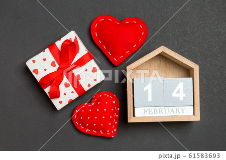 Composition of wooden calendar, holiday white gift 61583693