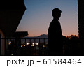 夕焼けとシルエット 61584464