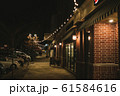 海外の夜の街並み 61584616