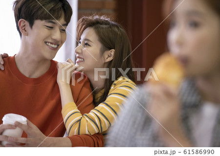 カップル コーヒー デート 61586990
