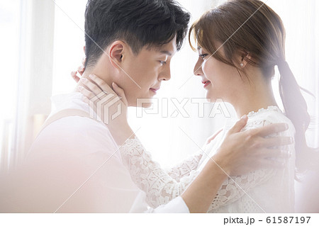 カップル 恋人 夫婦 61587197