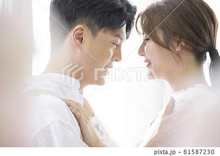 カップル 夫婦 笑顔 61587230