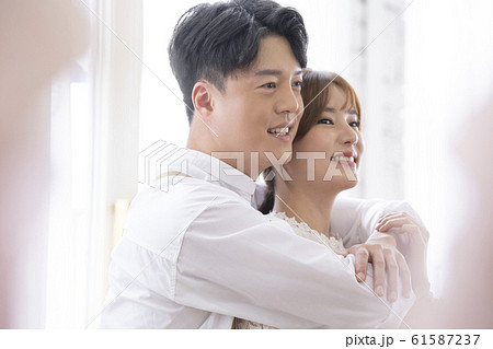 カップル 夫婦 笑顔 61587237
